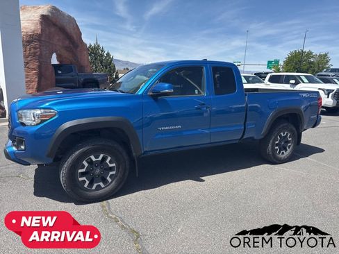 Used 2018 Toyota Tacoma TRD Off-Road w/ Technology Package AWD/4WD image 3