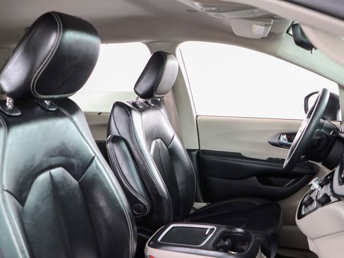 Used 2023 Chrysler Pacifica Touring-L FWD image 27