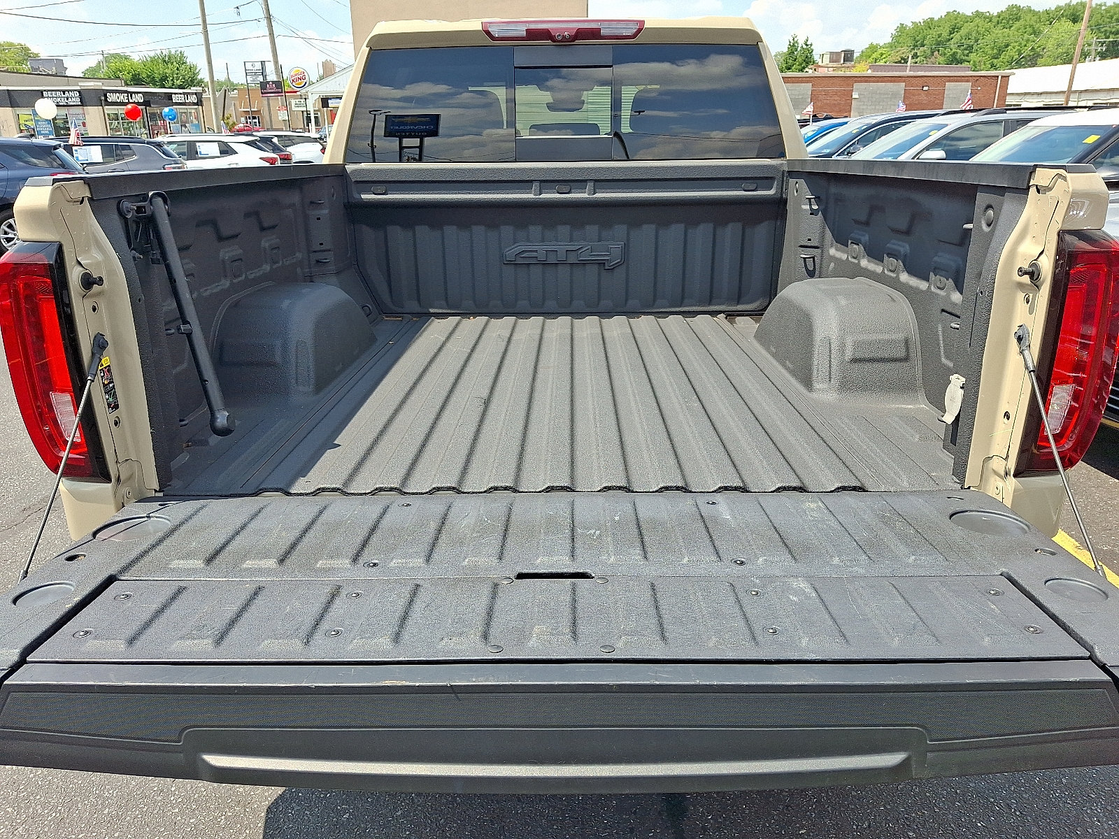 Used 2023 GMC Sierra 1500 AT4 w/ Technology Package AWD/4WD image 28