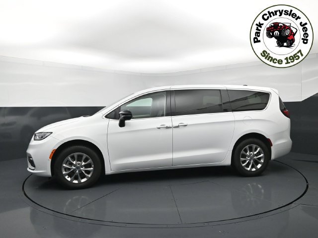 Used 2024 Chrysler Pacifica Touring-L AWD/4WD image 3