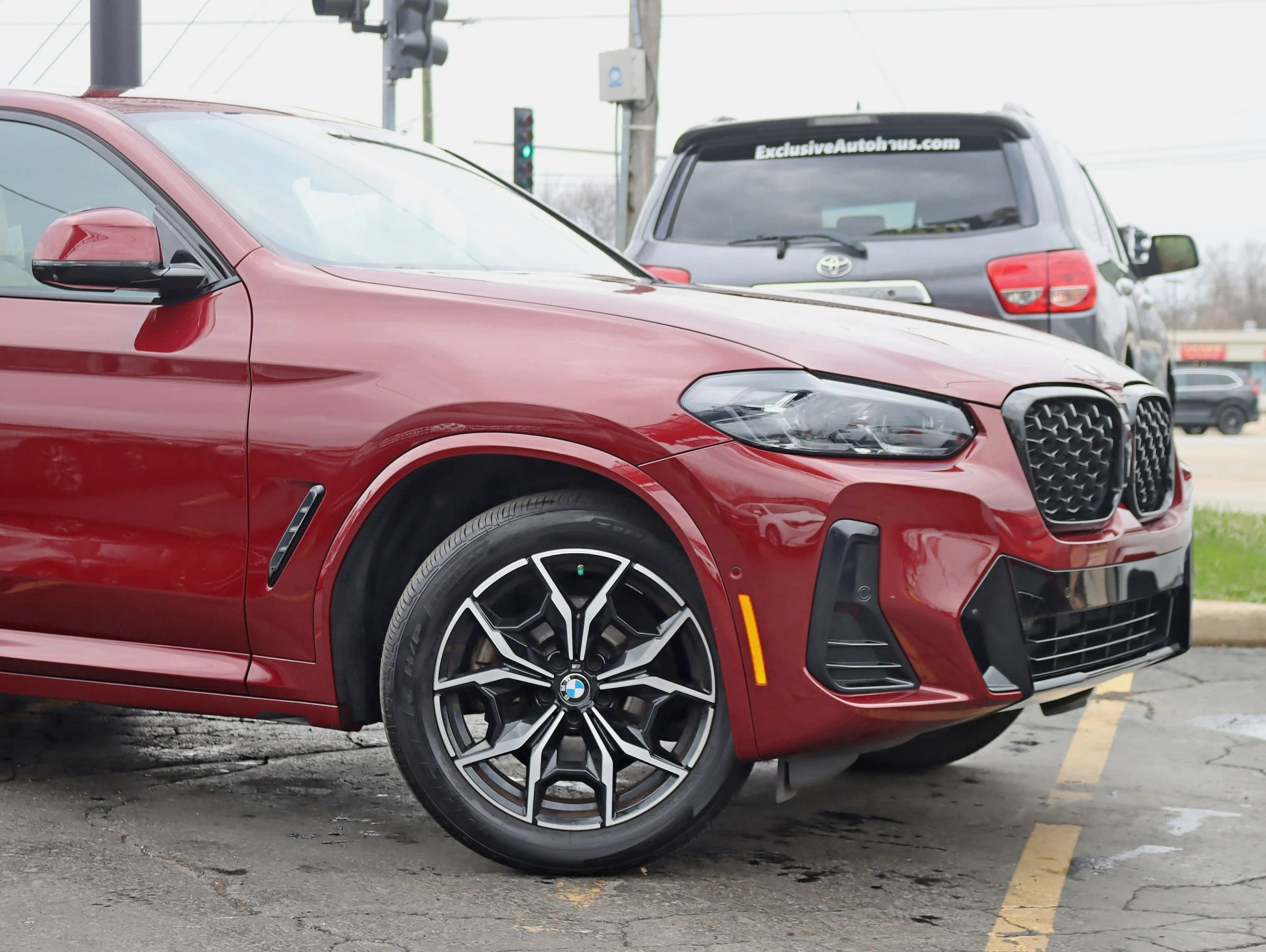 Used 2023 BMW X4 xDrive30i w/ M Sport Package AWD/4WD image 4