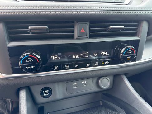 Used 2025 Nissan Rogue SV image 28