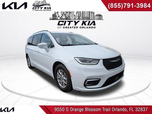 Used 2022 Chrysler Pacifica Touring-L w/ Uconnect Theater Family Group FWD image 8