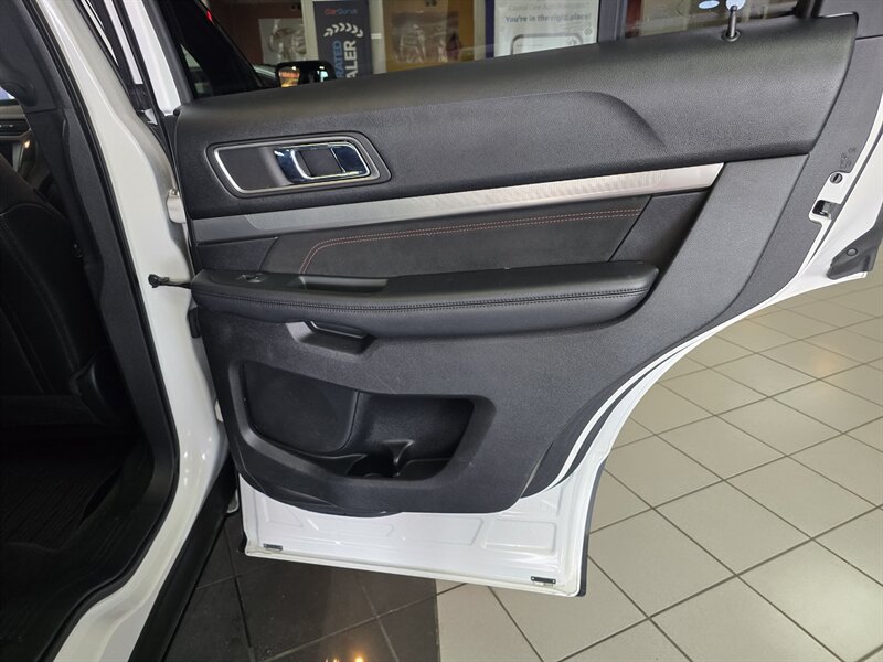 Used 2018 Ford Explorer XLT w/ Equipment Group 202A AWD/4WD image 20