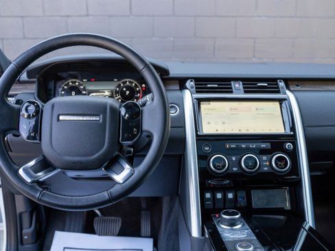 Used 2020 Land Rover Discovery HSE image 18