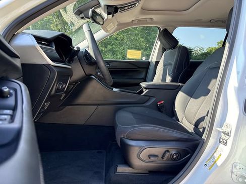 Used 2023 Jeep Grand Cherokee L Laredo w/ Luxury Tech Group I AWD/4WD image 34