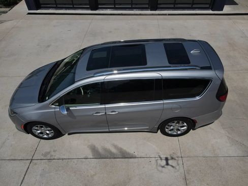 Used 2018 Chrysler Pacifica Limited FWD image 57