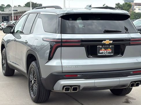 Used 2026 Chevrolet Traverse LT FWD image 3