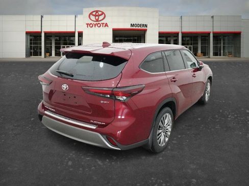New 2026 Toyota Highlander Platinum AWD/4WD image 16
