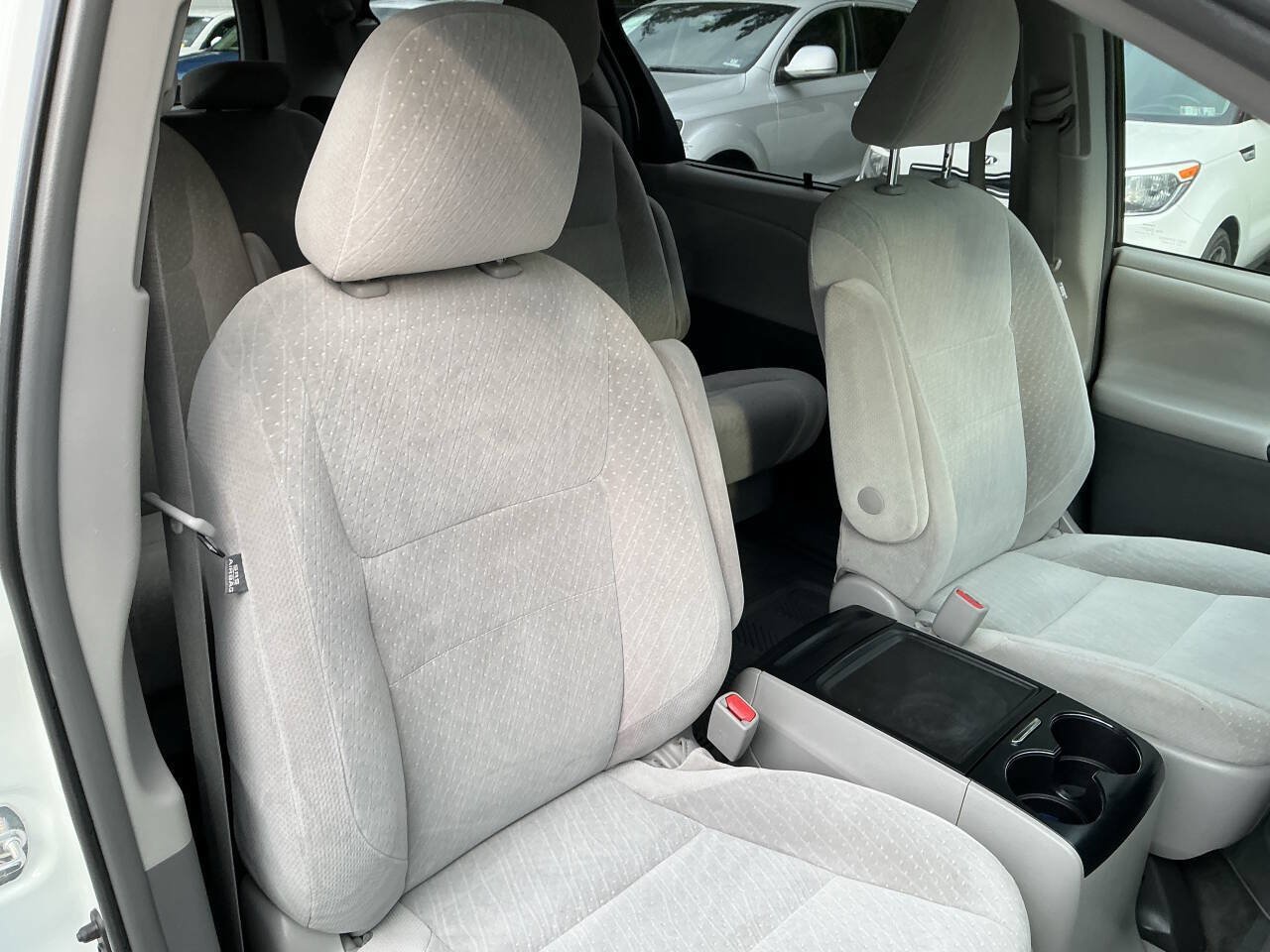 Used 2017 Toyota Sienna LE FWD image 33