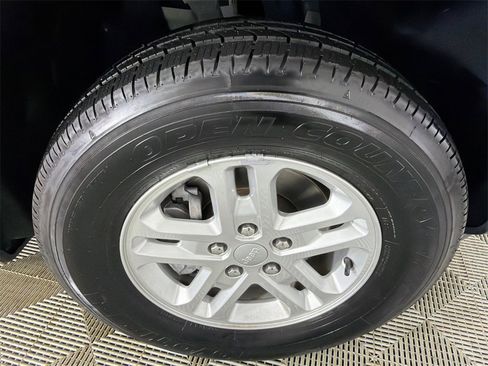 Used 2023 Jeep Grand Cherokee Laredo image 12