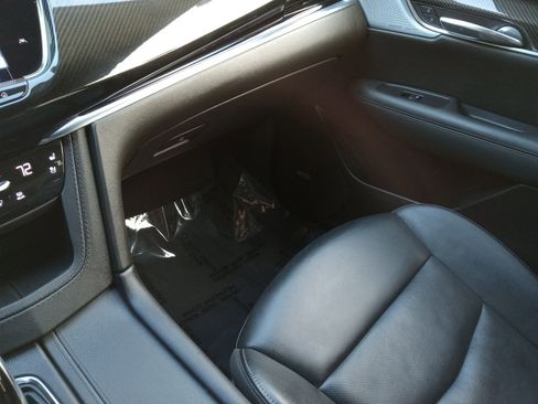 Used 2023 Cadillac XT6 Sport w/ Technology Package image 16