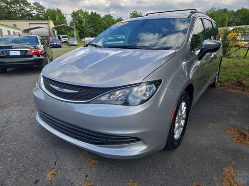 Used 2020 Chrysler Voyager Lxi FWD image 1