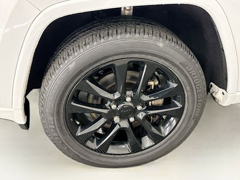 Used 2022 Jeep Grand Cherokee Laredo X image 11