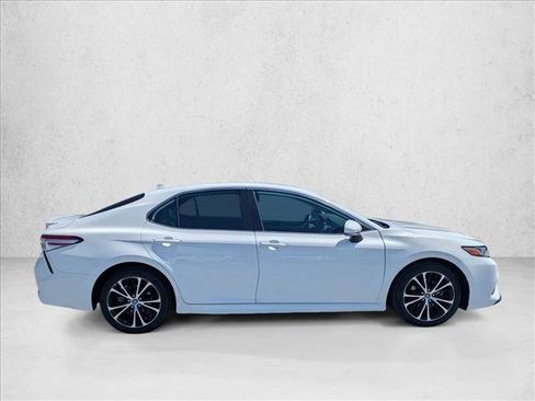 Used 2020 Toyota Camry SE w/ Convenience Package FWD image 4