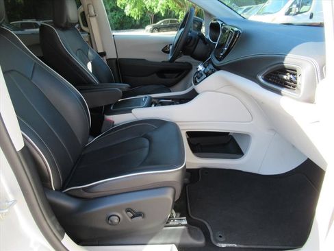 Certified 2024 Chrysler Pacifica Limited AWD/4WD image 10