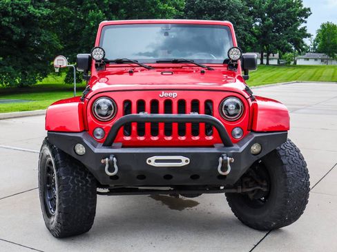 Used 2015 Jeep Wrangler Unlimited Sahara w/ Connectivity Group AWD/4WD image 13