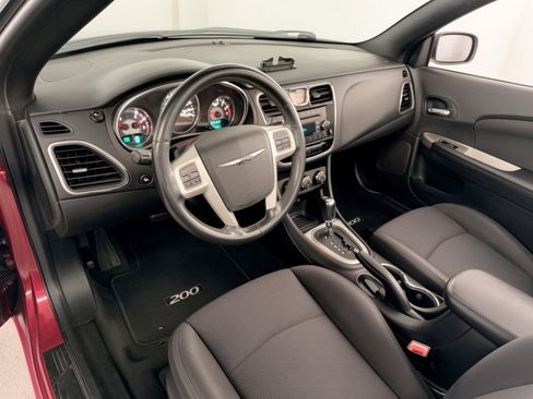 Used 2013 Chrysler 200 Touring FWD image 4