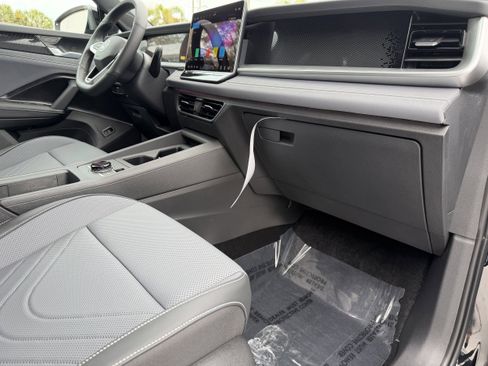 New 2026 Volkswagen Tiguan SE R-Line FWD image 11