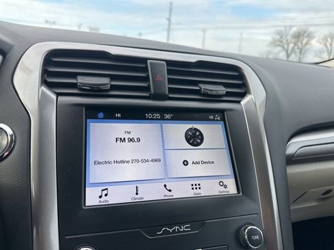 Used 2019 Ford Fusion SE image 4