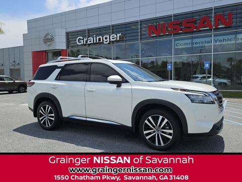 Used 2024 Nissan Pathfinder Platinum FWD image 1