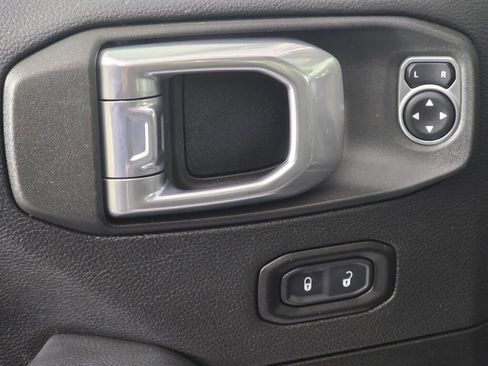 Used 2021 Jeep Wrangler Unlimited Sahara image 21