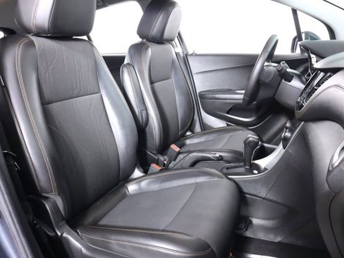 Used 2021 Chevrolet Trax LT w/ LT Convenience Package image 36