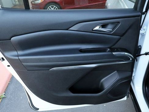 Used 2025 Chevrolet Traverse LT image 25