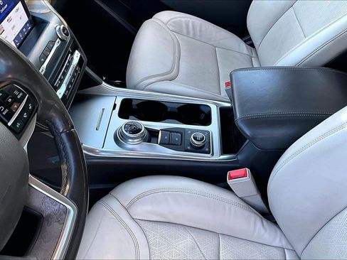 Used 2020 Ford Explorer Platinum w/ Premium Technology Package image 15