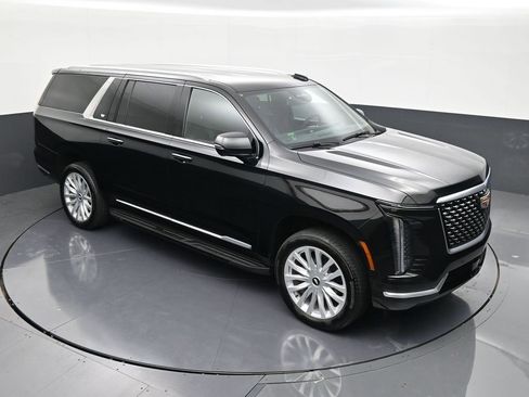 Certified 2025 Cadillac Escalade ESV Luxury RWD image 18