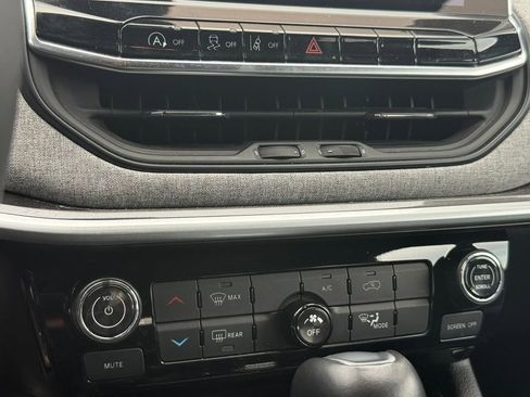 Used 2024 Jeep Compass Latitude image 12