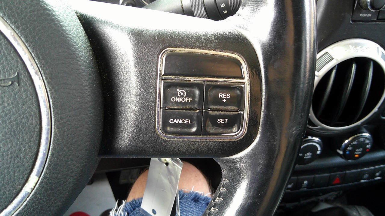 Used 2014 Jeep Wrangler Unlimited Sahara w/ Dual Top Group AWD/4WD image 25
