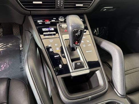 Certified 2022 Porsche Cayenne Platinum Edition image 22
