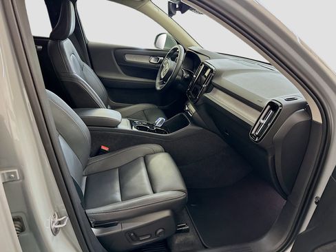 Used 2025 Volvo XC40 B5 Plus image 34