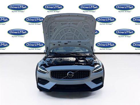 Used 2025 Volvo V60 B5 Cross Country Plus image 33