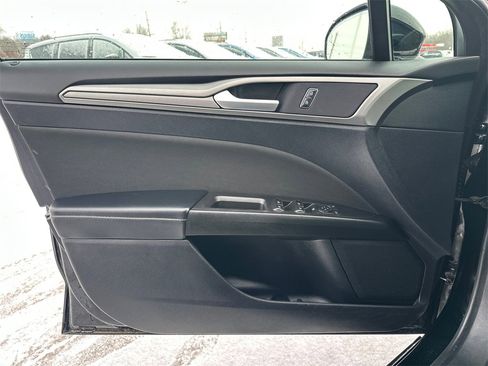 Used 2018 Ford Fusion SE image 27