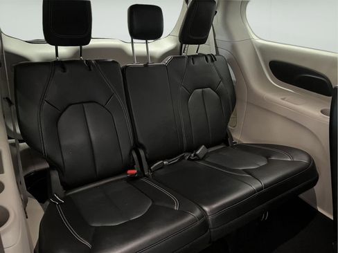 Used 2024 Chrysler Pacifica Touring-L FWD image 24