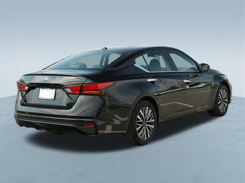 Used 2025 Nissan Altima 2.5 SV image 9