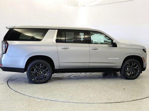 New 2026 Chevrolet Suburban High Country AWD/4WD image 8