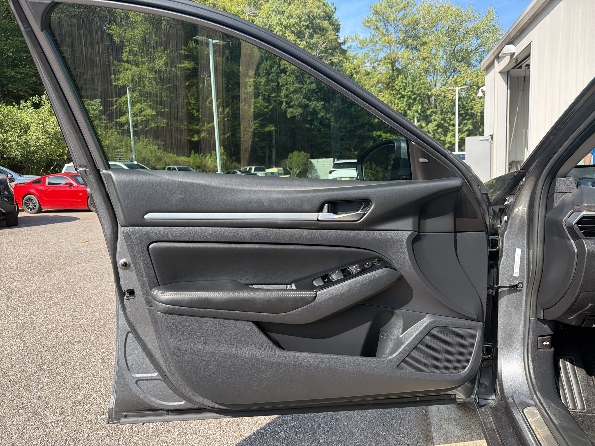 Used 2025 Nissan Altima 2.5 SL FWD image 9