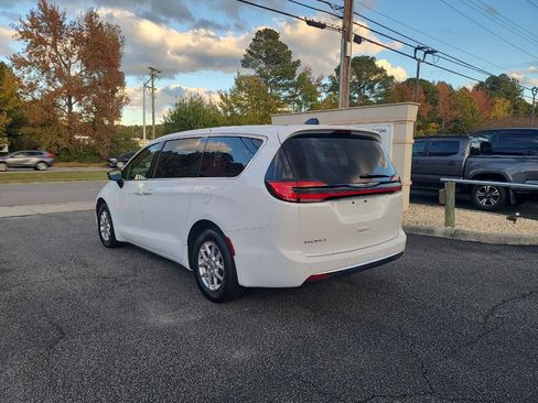 Used 2025 Chrysler Pacifica Select image 4