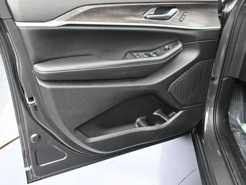 New 2025 Jeep Grand Cherokee L Limited image 10