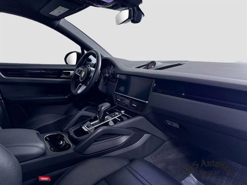 Used 2022 Porsche Cayenne Platinum Edition w/ Premium Package Plus image 36