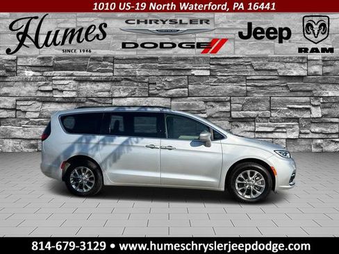 Certified 2022 Chrysler Pacifica Touring-L image 2