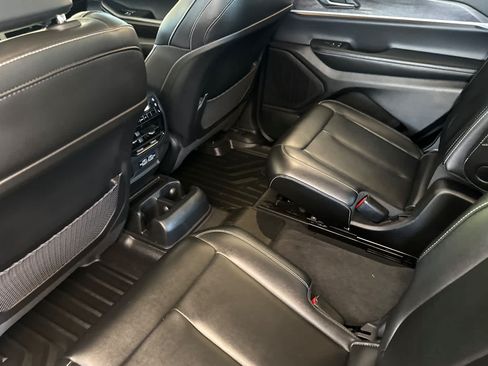 Used 2024 Jeep Grand Cherokee L Limited w/ Black Appearance Package AWD/4WD image 12