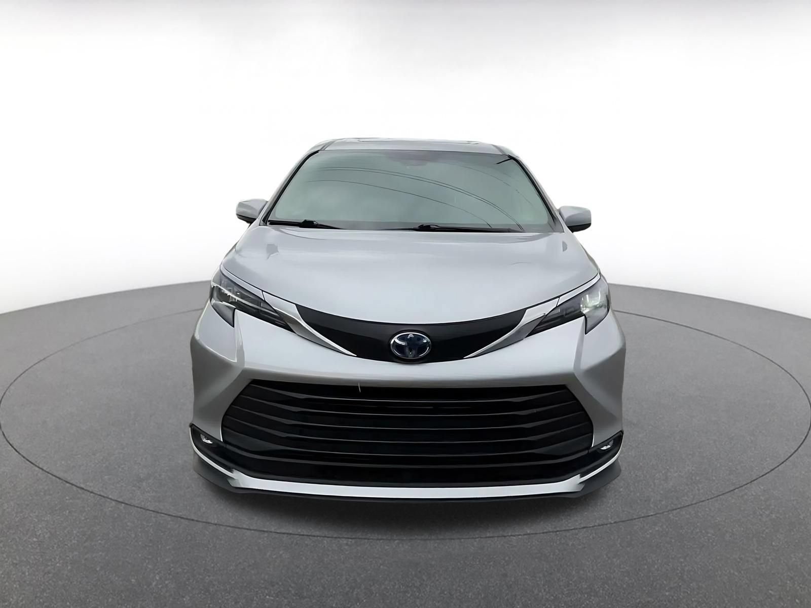 Used 2025 Toyota Sienna XLE FWD image 4