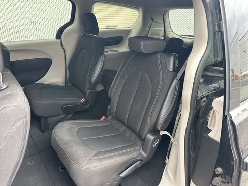 Used 2023 Chrysler Voyager LX FWD image 7