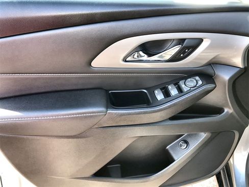 Used 2023 Chevrolet Traverse LT w/ Rear Camera Mirror Package image 13