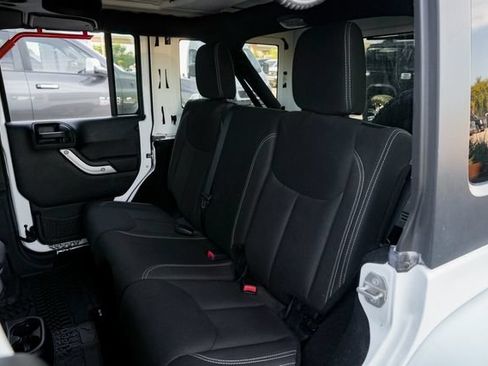 Used 2016 Jeep Wrangler Unlimited Sahara w/ Connectivity Group AWD/4WD image 40