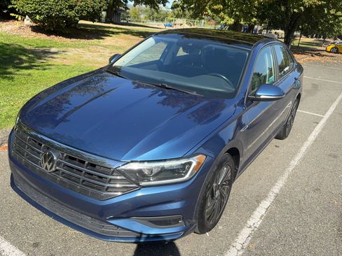 Used 2019 Volkswagen Jetta SEL Premium image 2